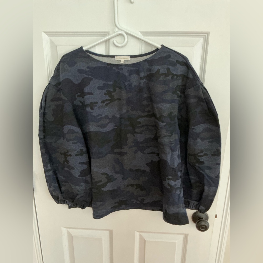 Ann Mashburn blue camo sweatshirt with puff sleeves sz large
